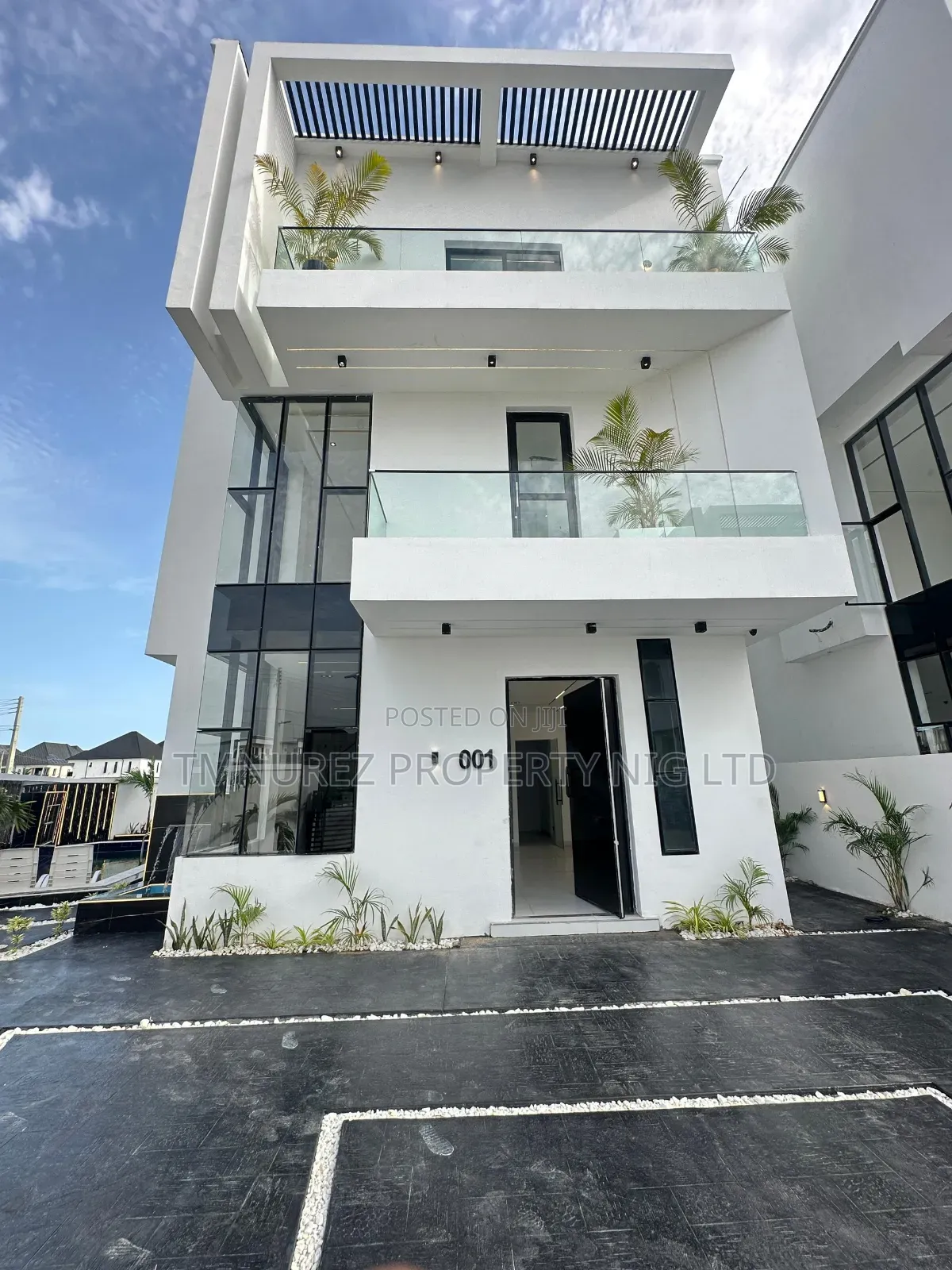 5bdrm Duplex in Chevron for sale