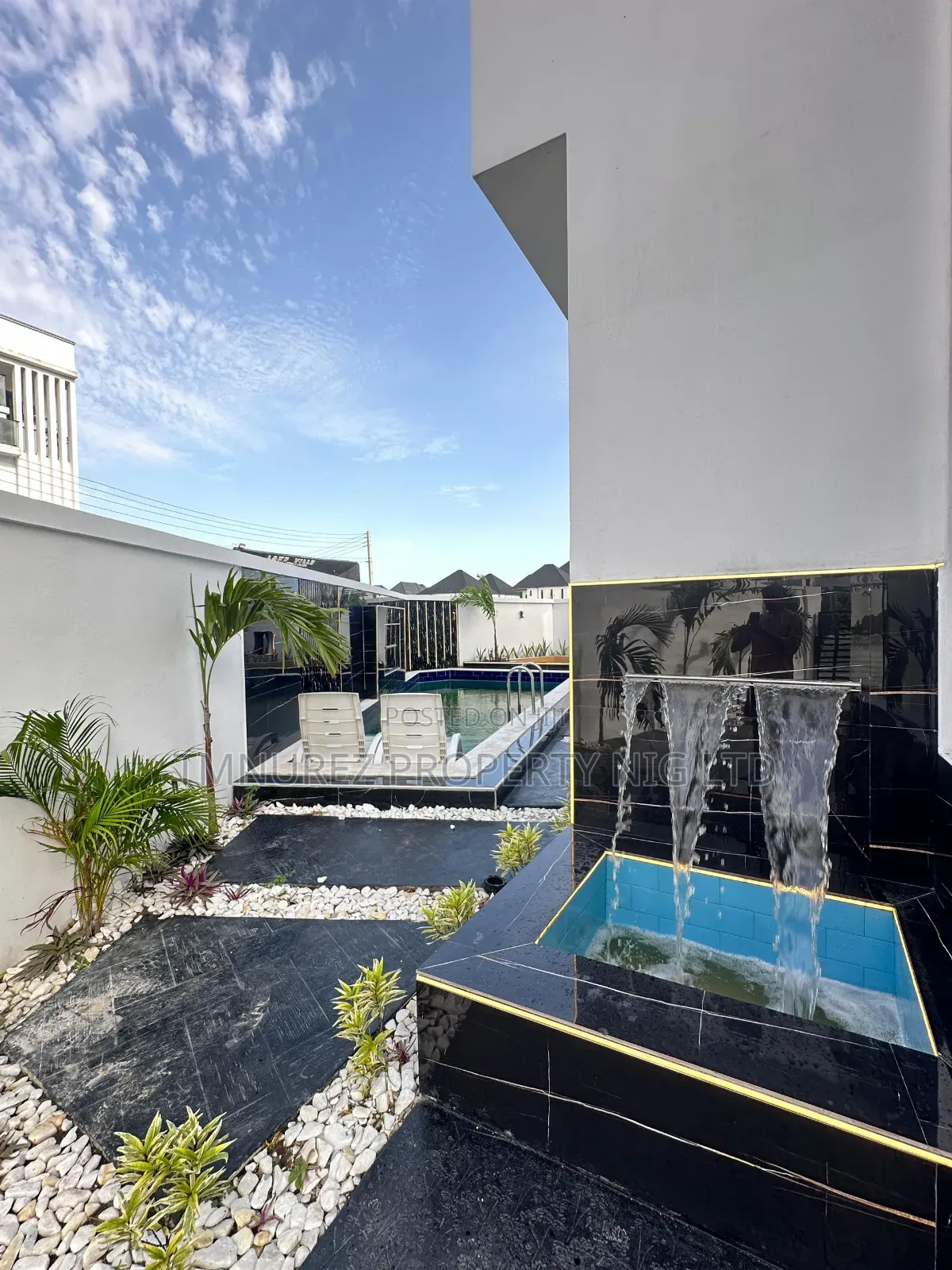 5bdrm Duplex in Chevron for sale