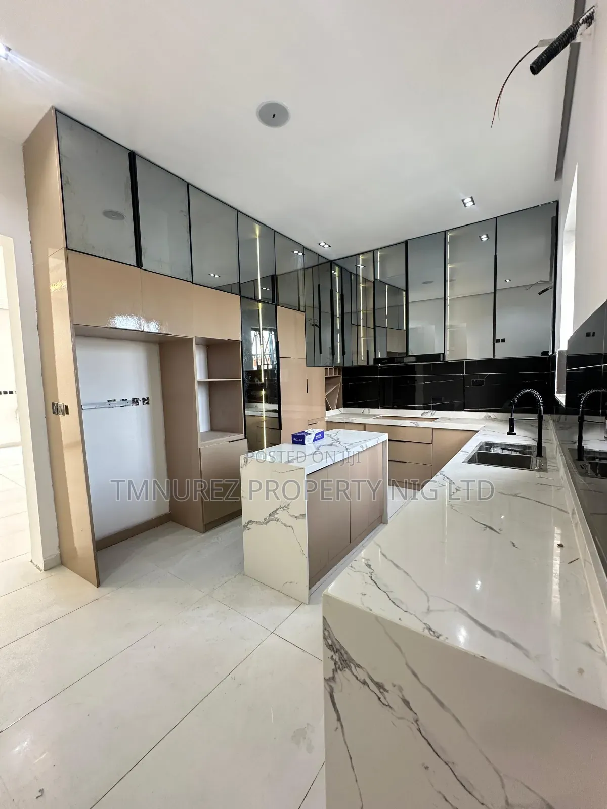 5bdrm Duplex in Chevron for sale