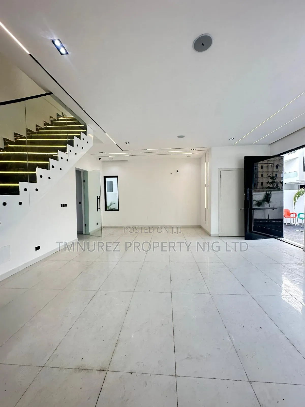 5bdrm Duplex in Chevron for sale