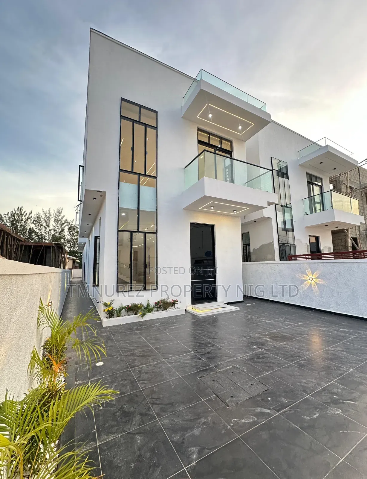 4bdrm Duplex in Ikota for sale
