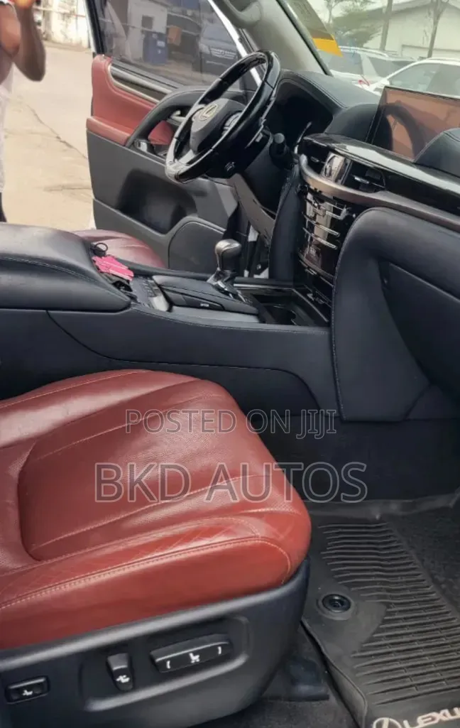 Lexus LX 570 AWD 2019 White