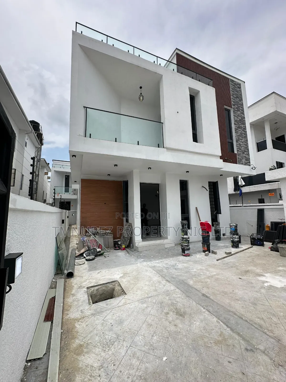 5bdrm Duplex in Ikota for sale