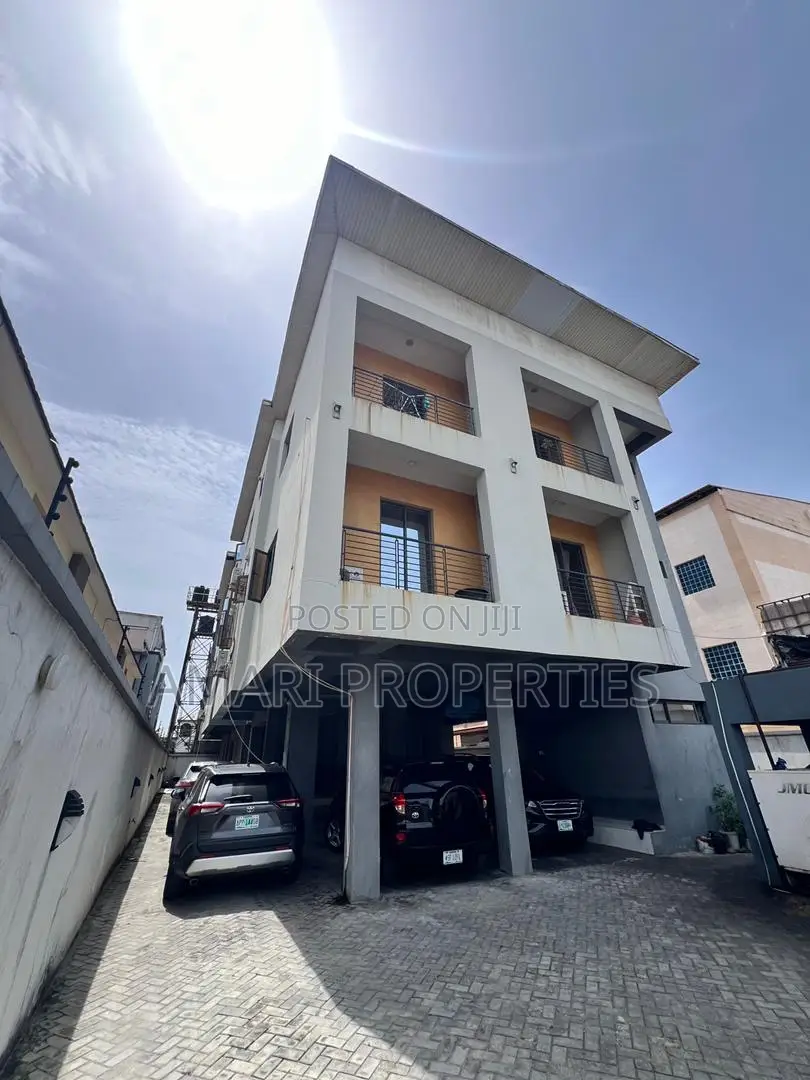 1bdrm Block of Flats in Lekki Phase 1 for rent