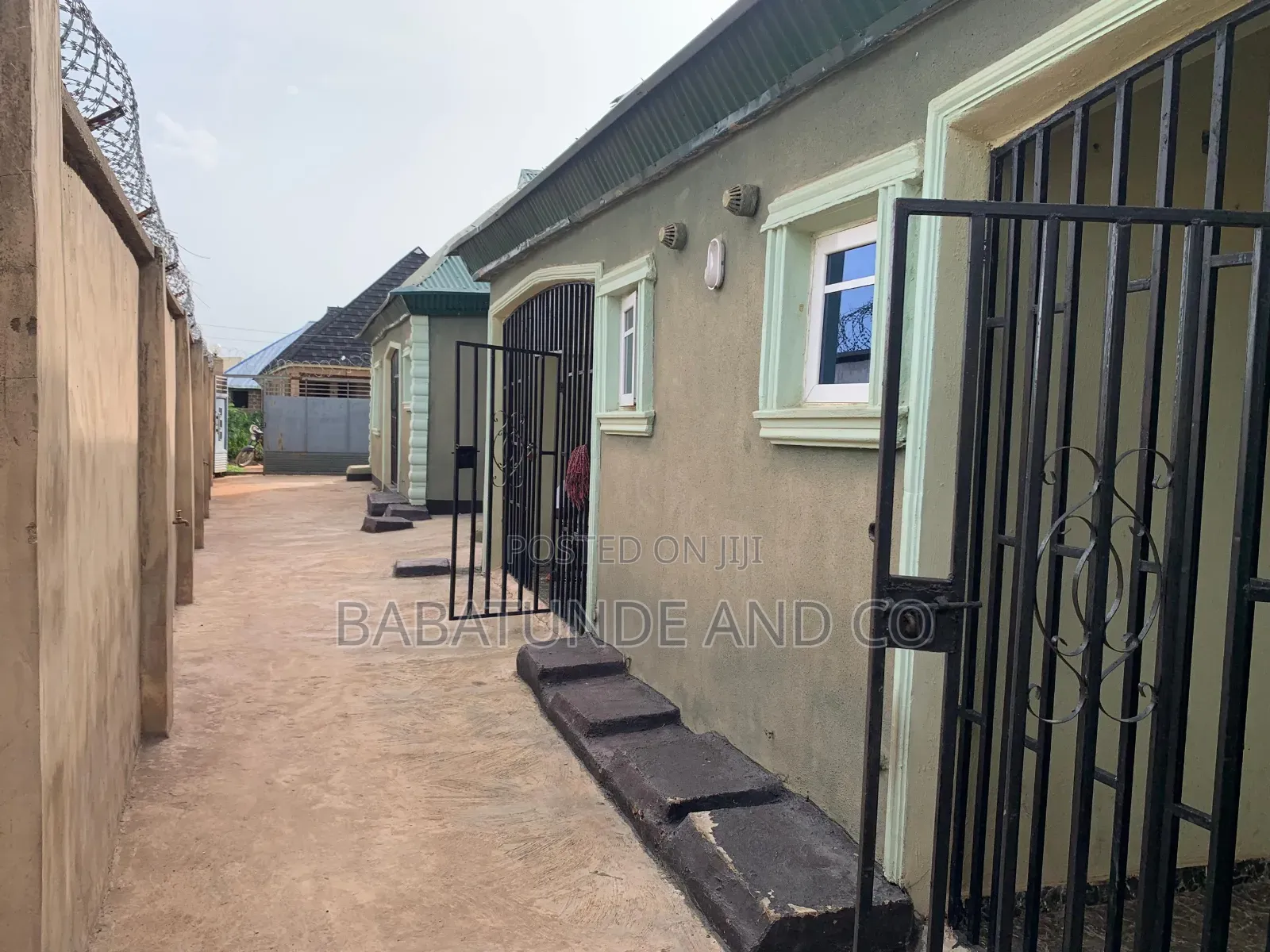 6bdrm Block of Flats in Moniya for sale