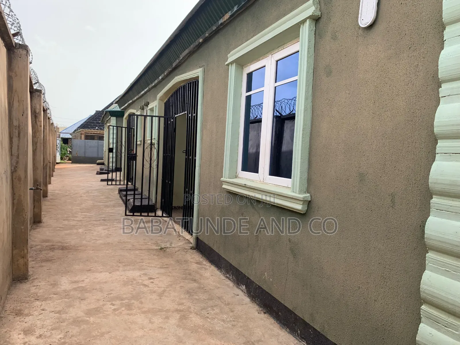 6bdrm Block of Flats in Moniya for sale