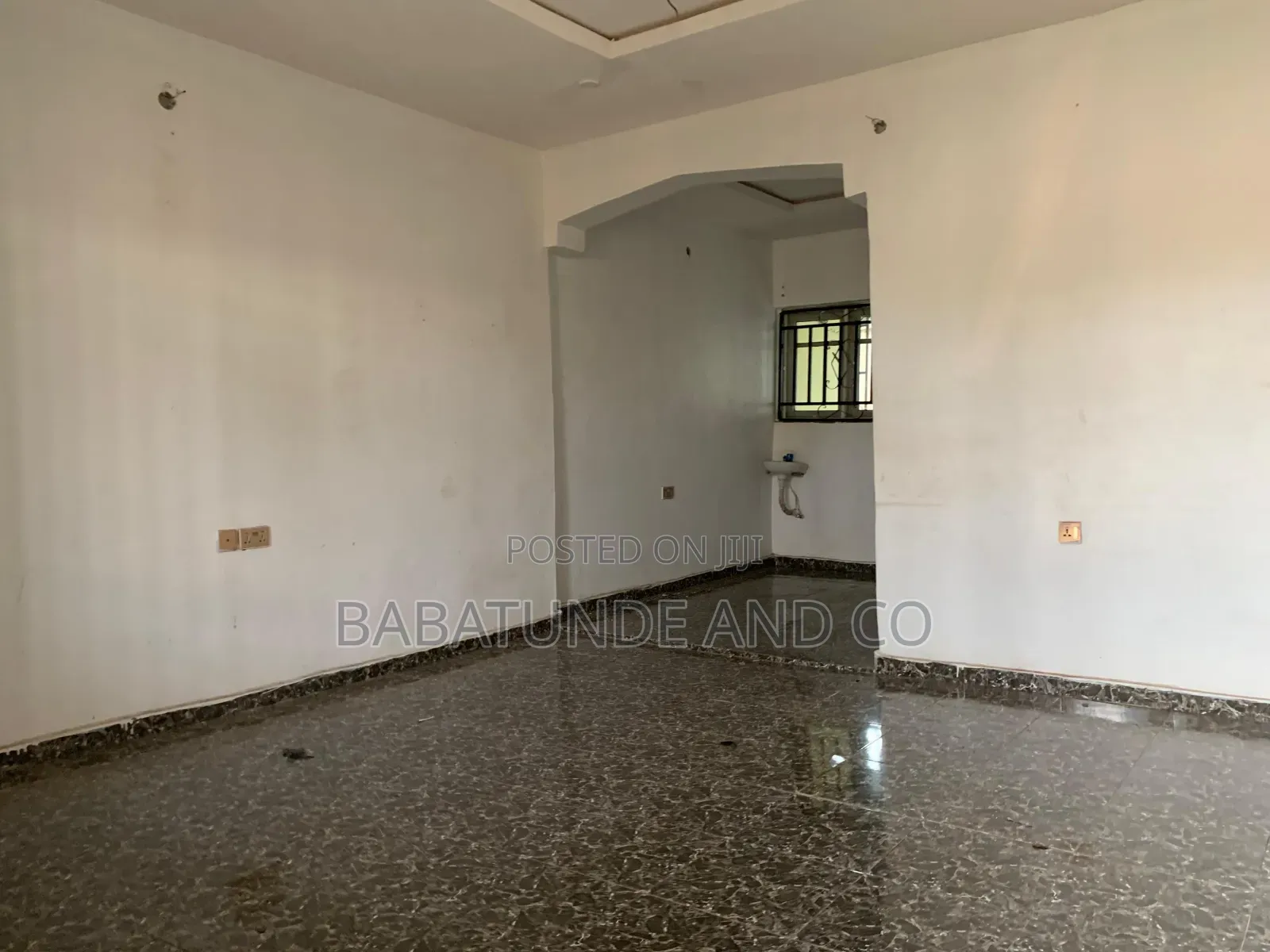 6bdrm Block of Flats in Moniya for sale