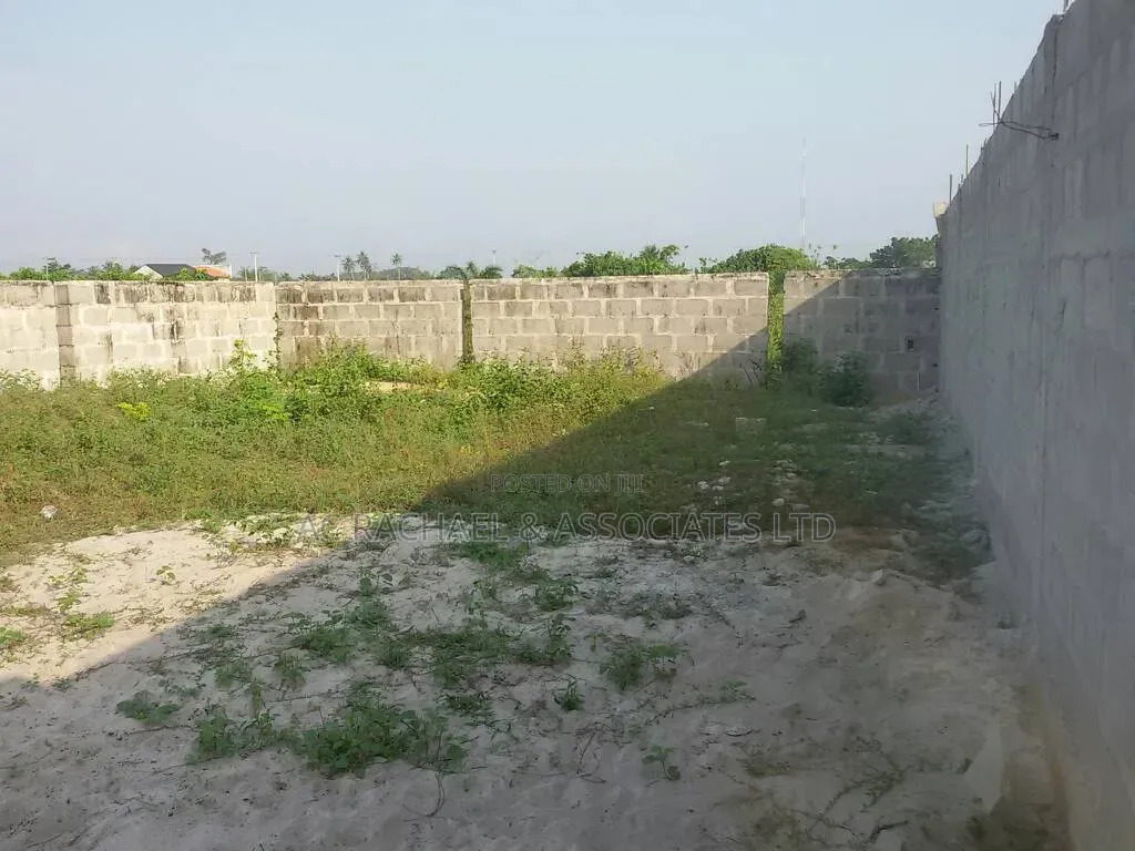 4bedrooms Detached House, a Shed and Trucking Yard on 2500sqm Land