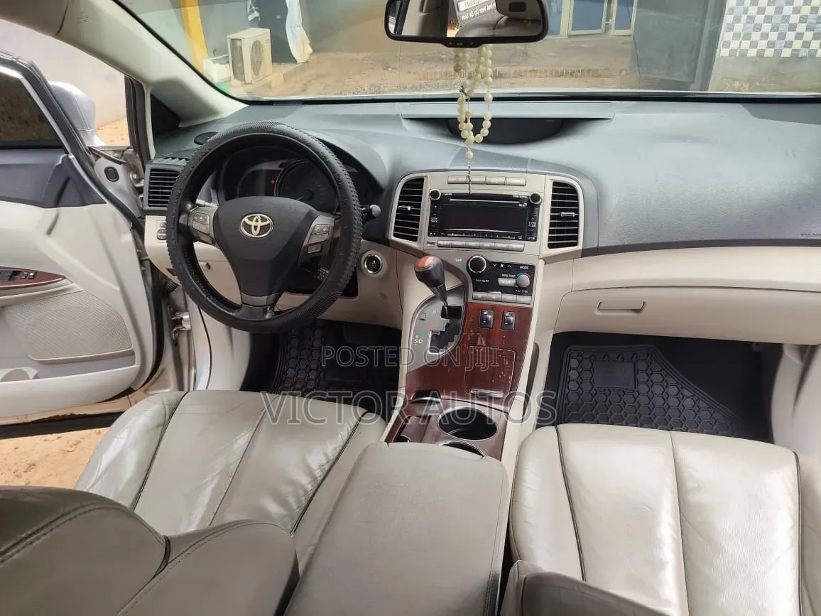 Toyota Venza 2010 Silver