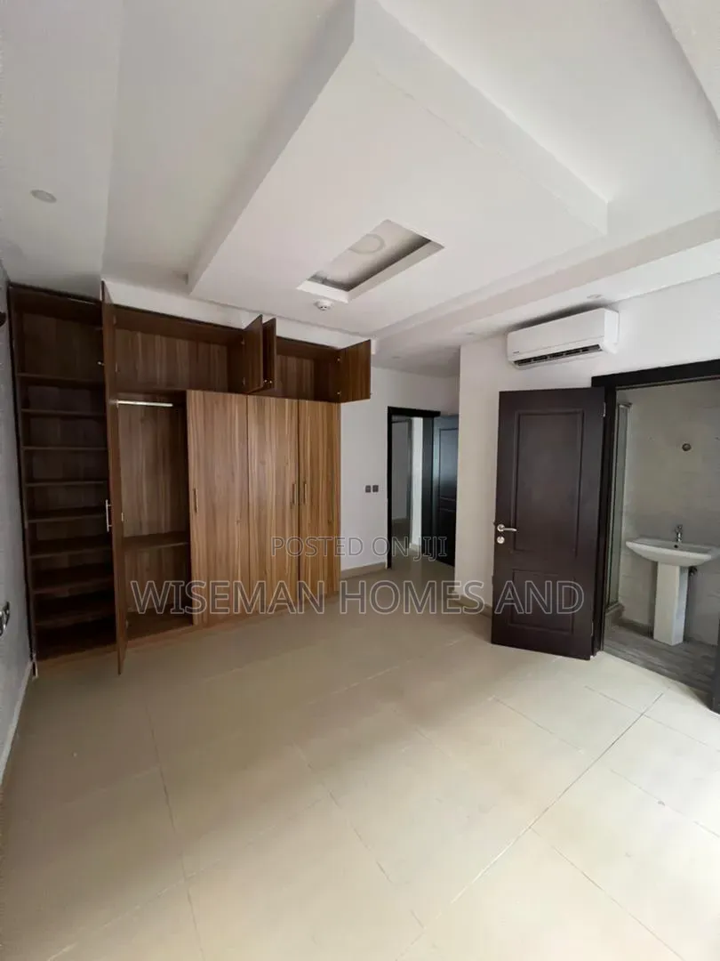 3bdrm Apartment in Ikate Lekki Eti-Osa for rent