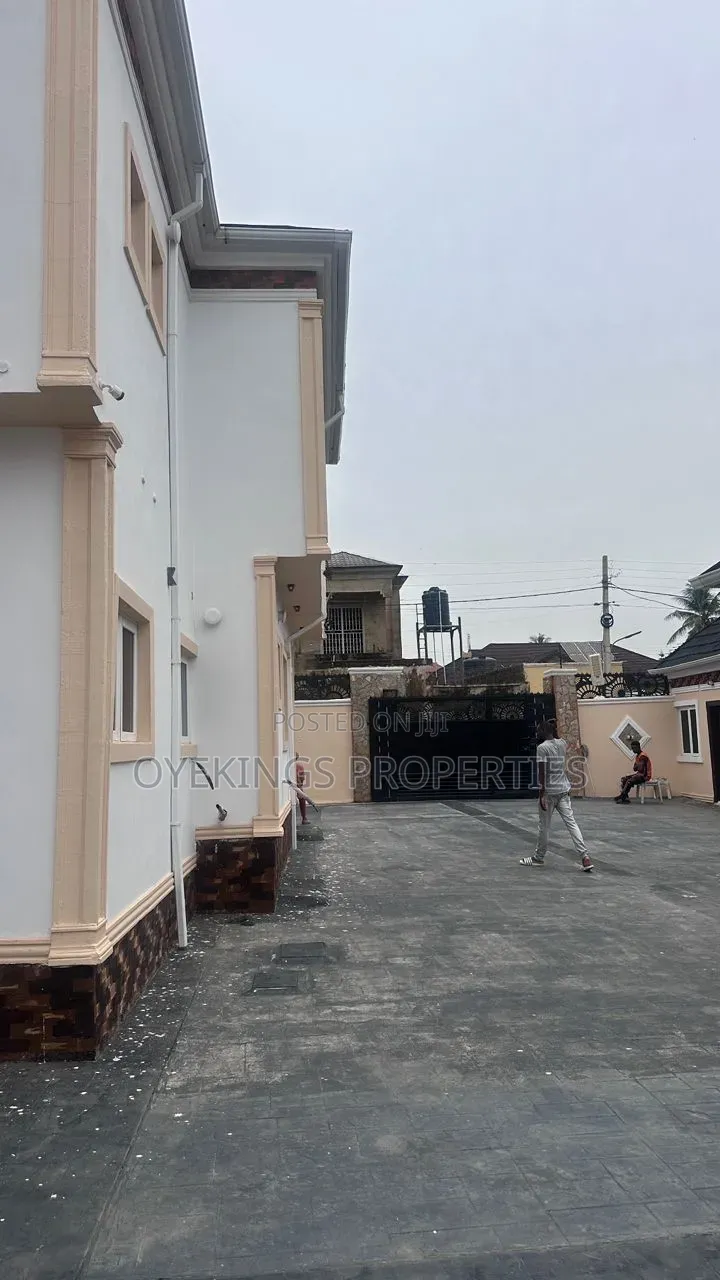 5bdrm Duplex in Ireakari Estate for sale