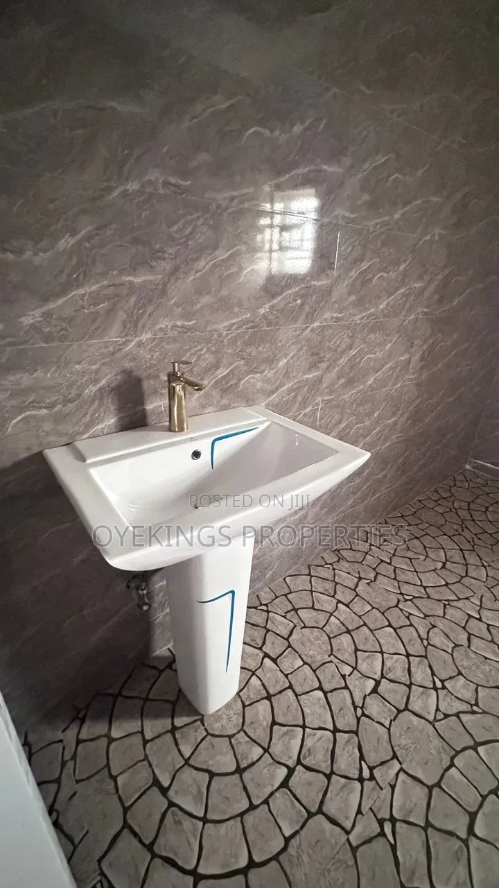 5bdrm Duplex in Ireakari Estate for sale