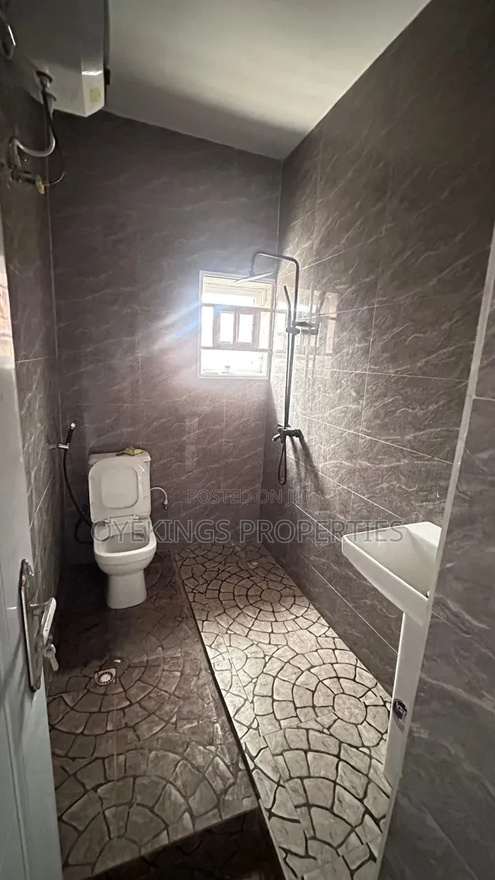 5bdrm Duplex in Ireakari Estate for sale