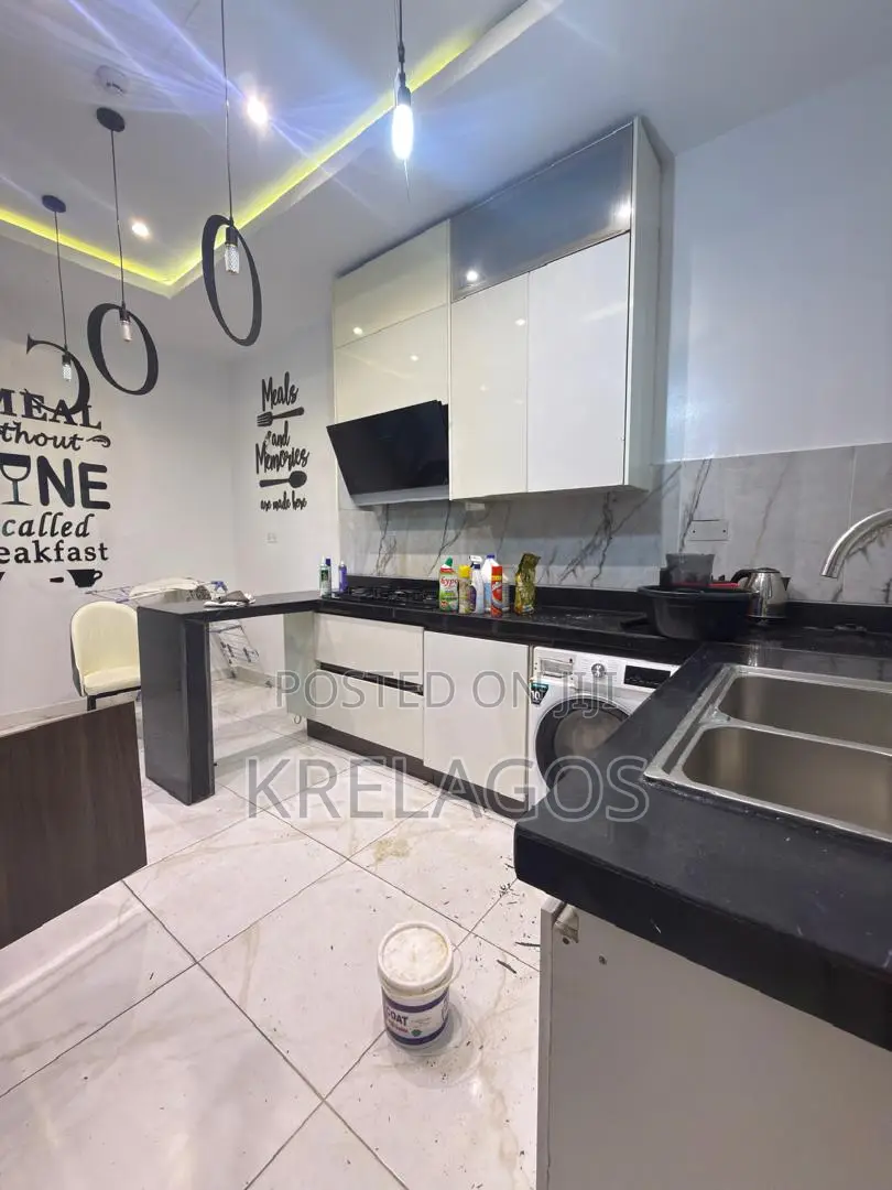 2bdrm Apartment in Lekki Phase 1 for rent