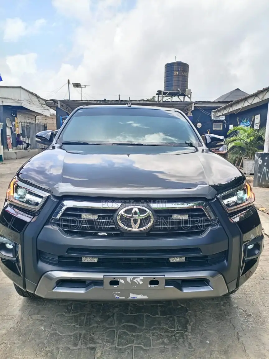 Toyota Hilux 2024 Black