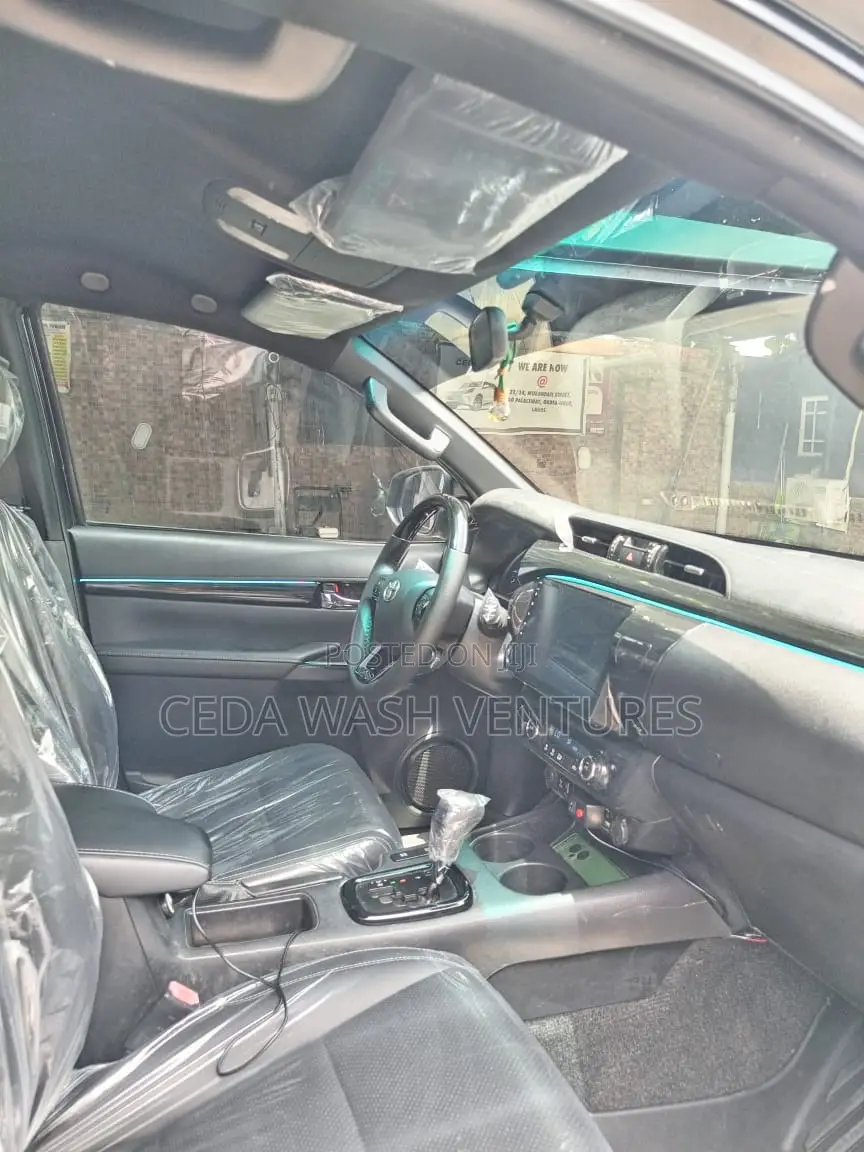 Toyota Hilux 2024 Black
