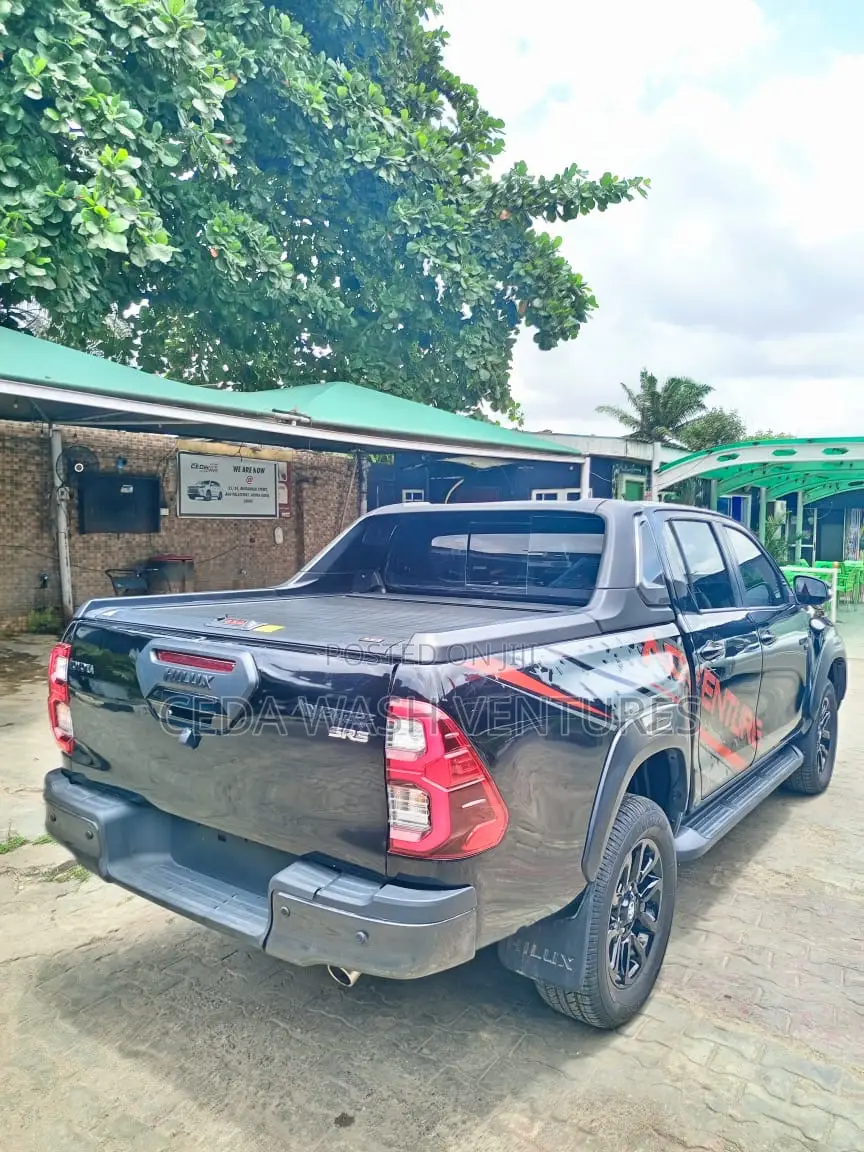 Toyota Hilux 2024 Black