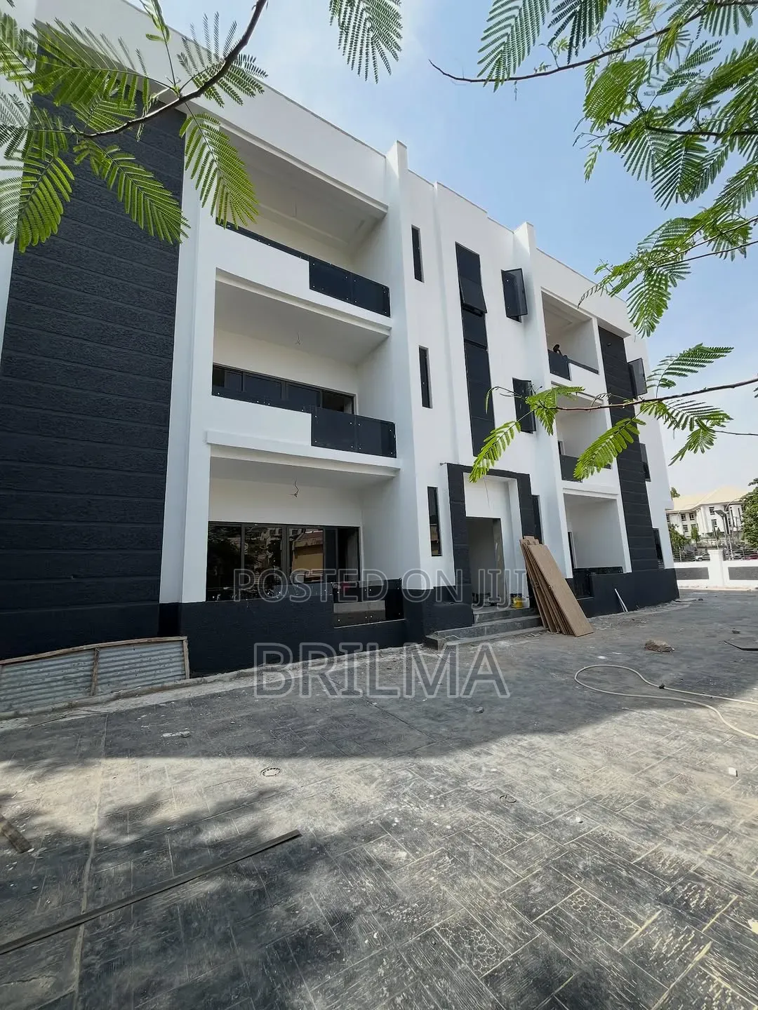 3bdrm Apartment in Wuse 2 for sale