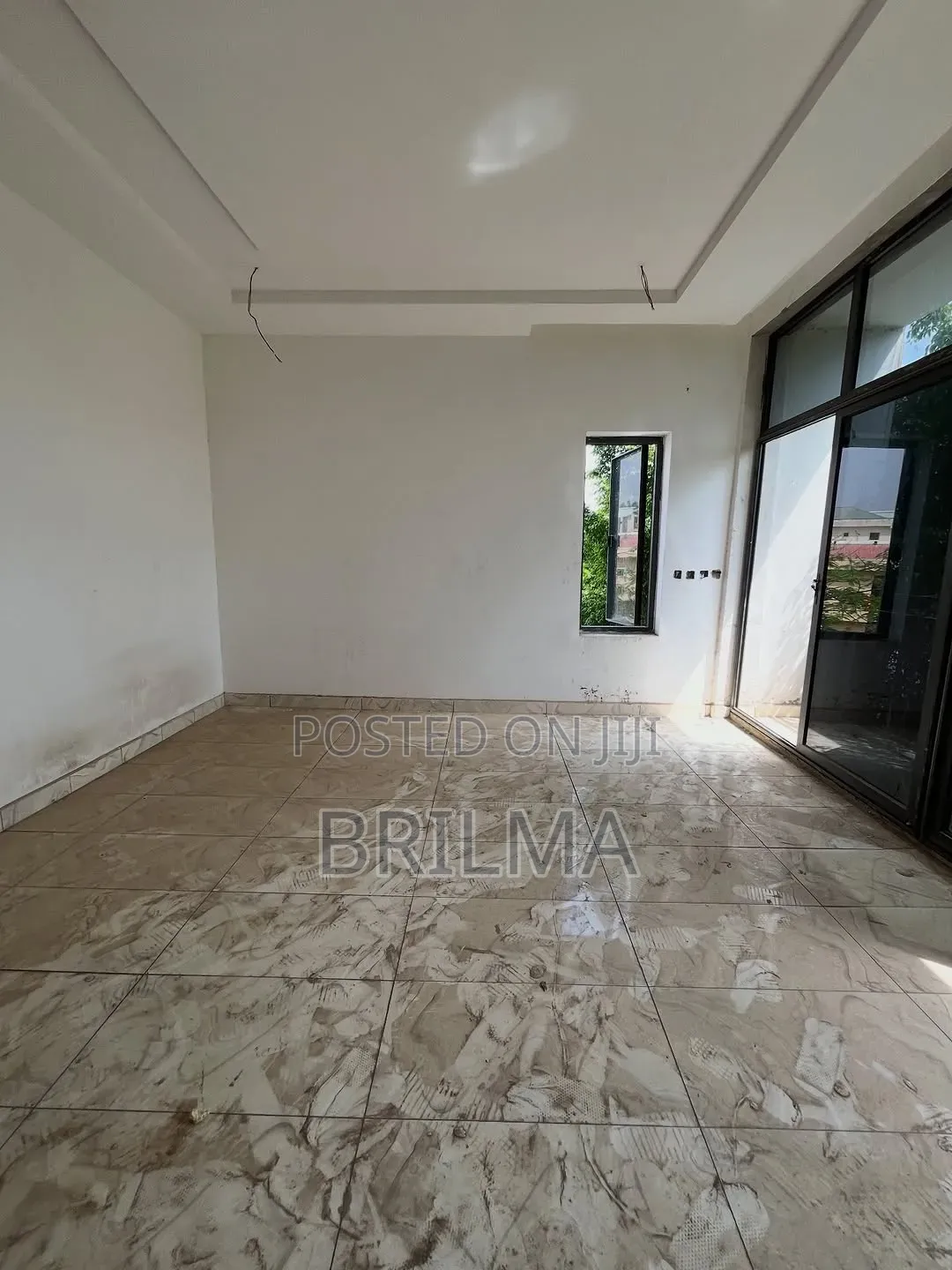 3bdrm Apartment in Wuse 2 for sale