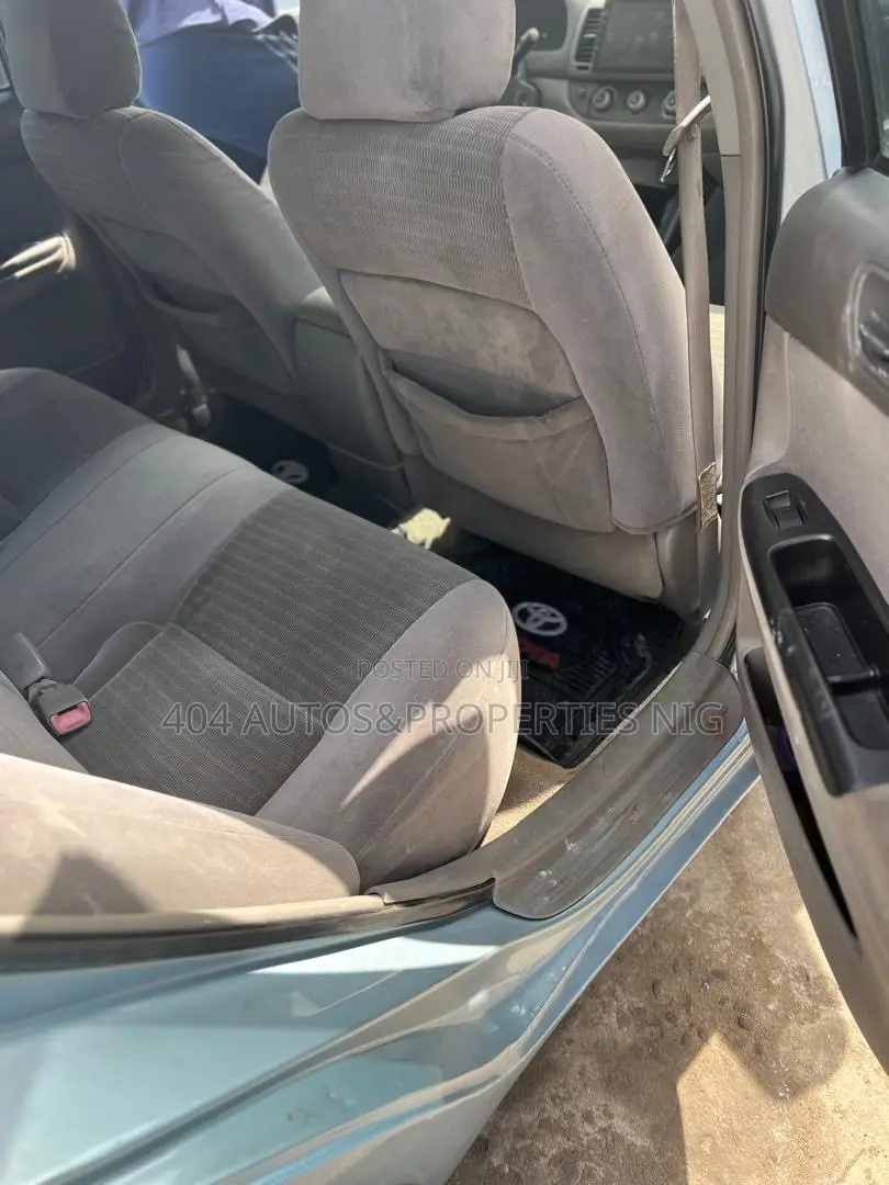 Toyota Camry LE 4dr Sedan (2.4L 4cyl 5A) 2006