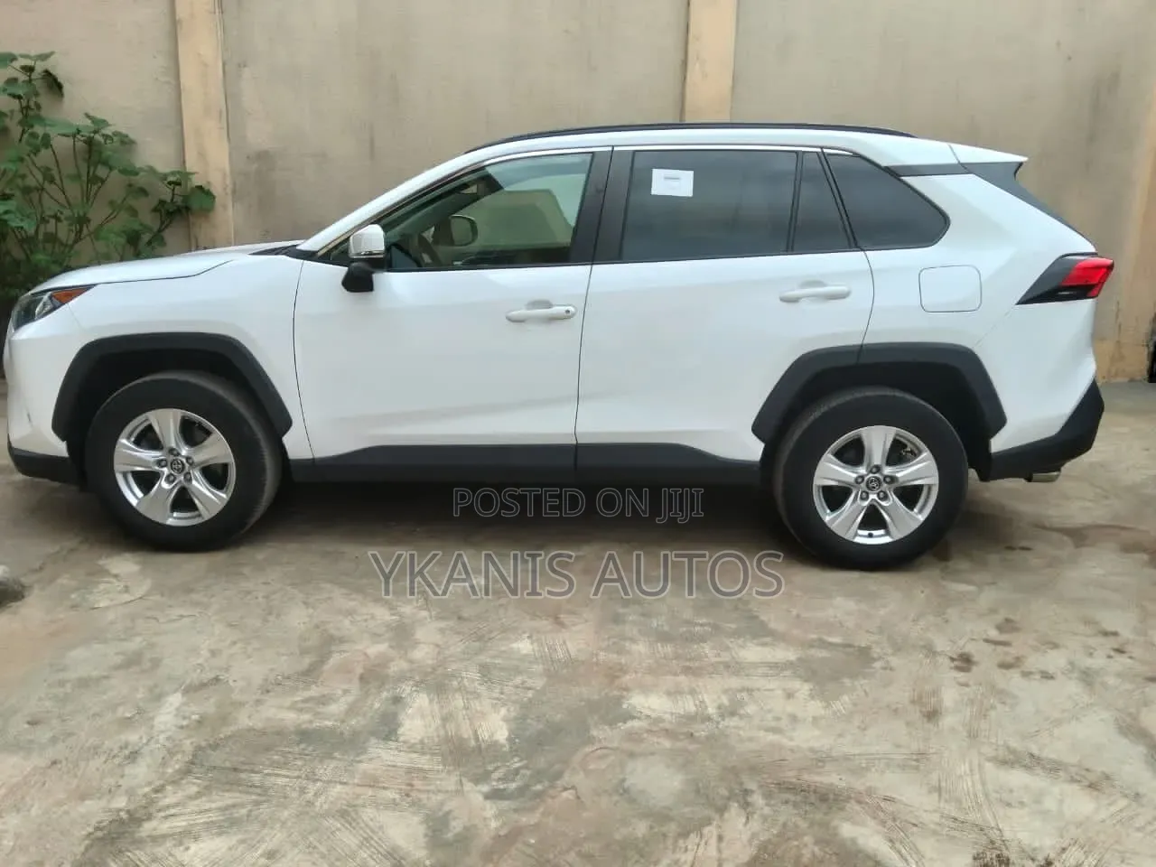 Toyota RAV4 XLE 2021 White