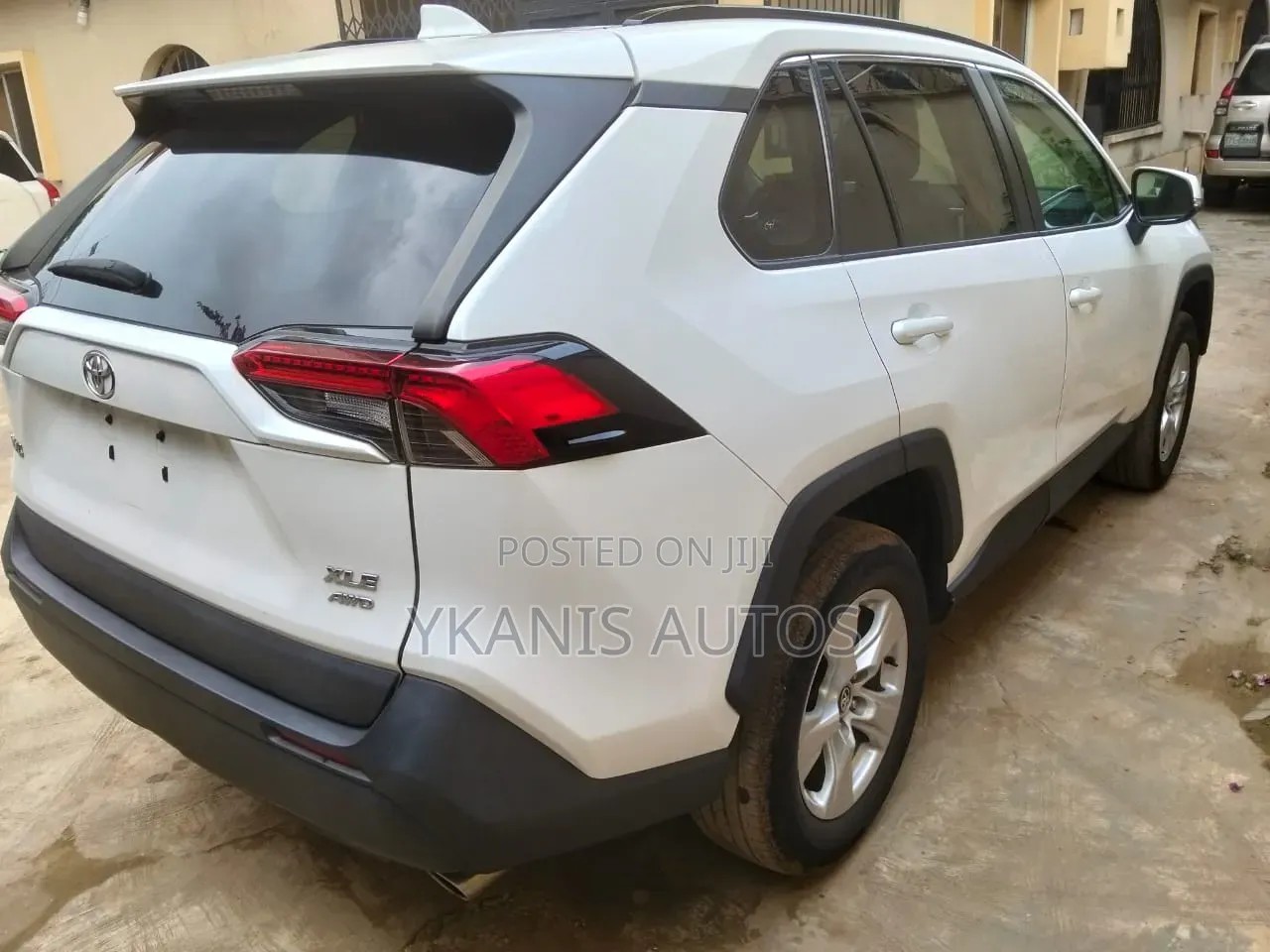 Toyota RAV4 XLE 2021 White