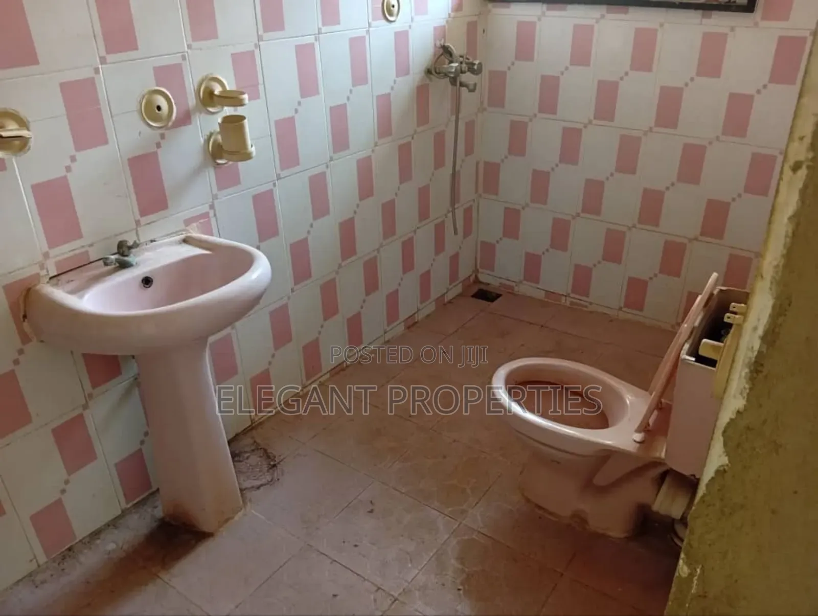 4bdrm Bungalow in Zone 8 Behind, Osogbo for sale