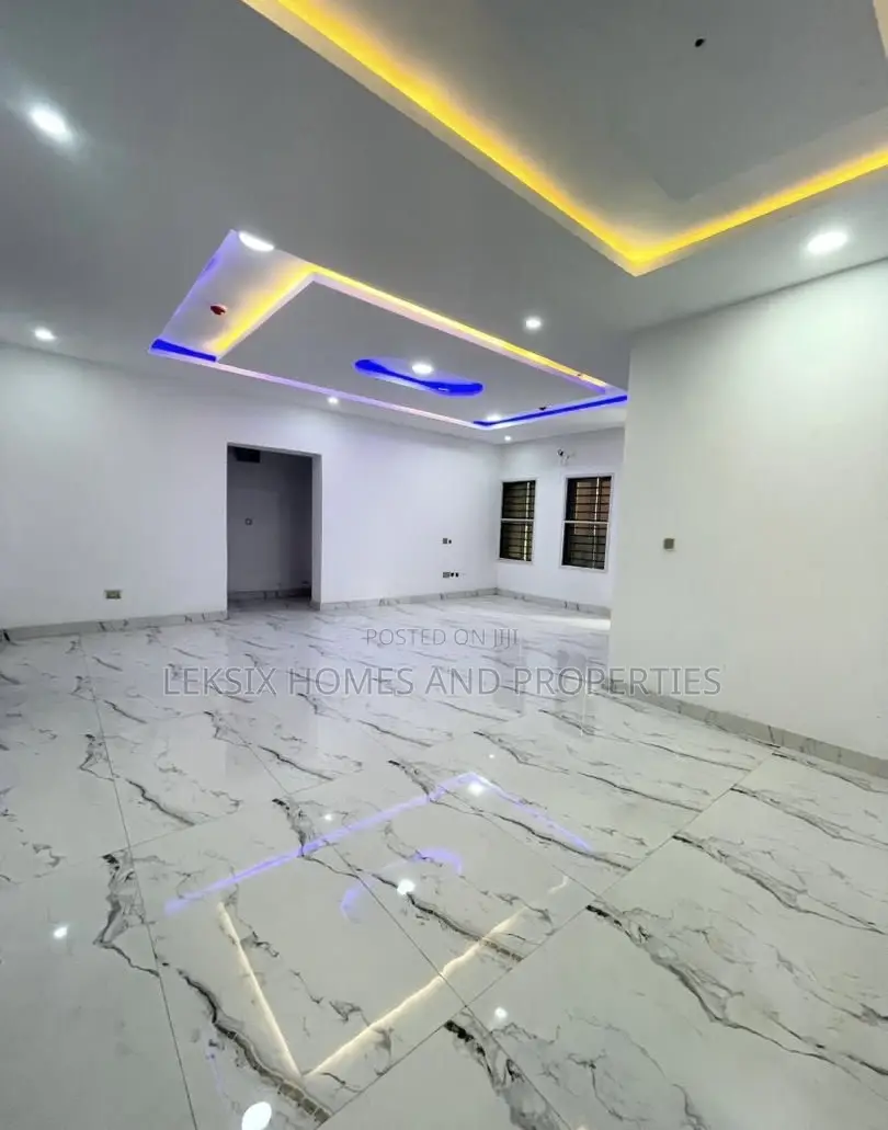 2bdrm Apartment in A Well Secured, Lekki Phase 1 for sale