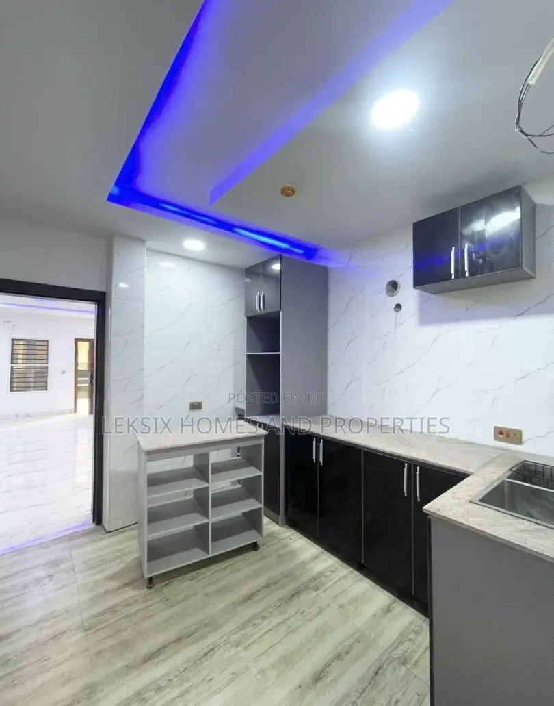 2bdrm Apartment in A Well Secured, Lekki Phase 1 for sale
