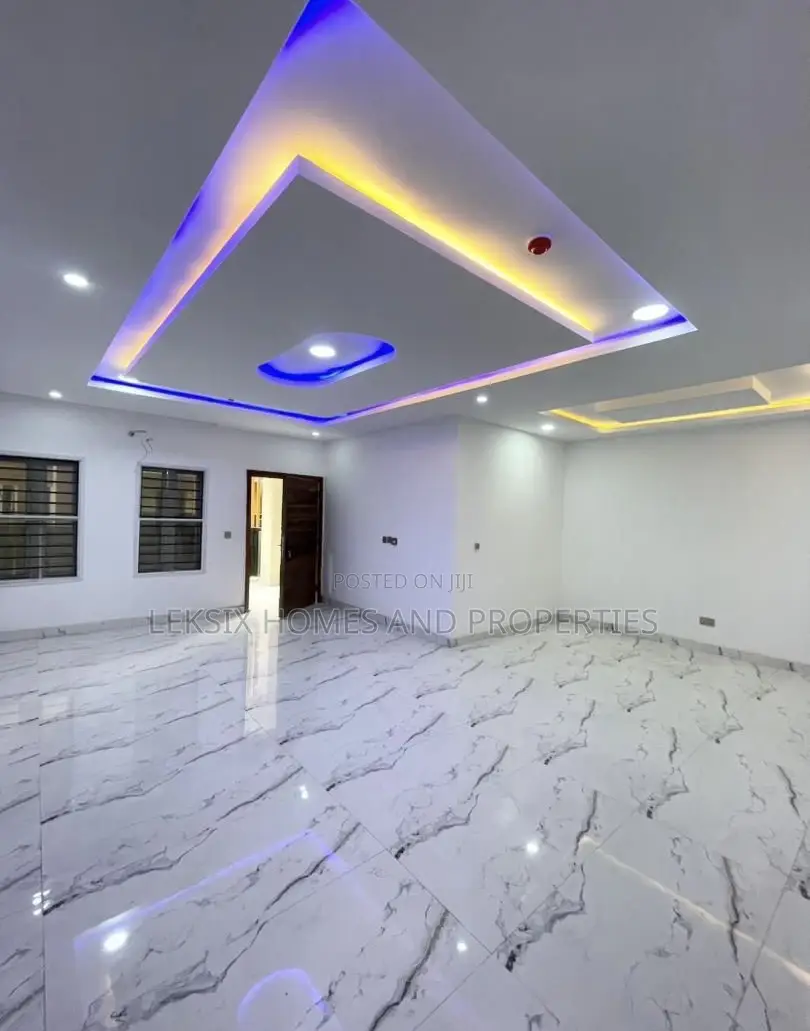 2bdrm Apartment in A Well Secured, Lekki Phase 1 for sale