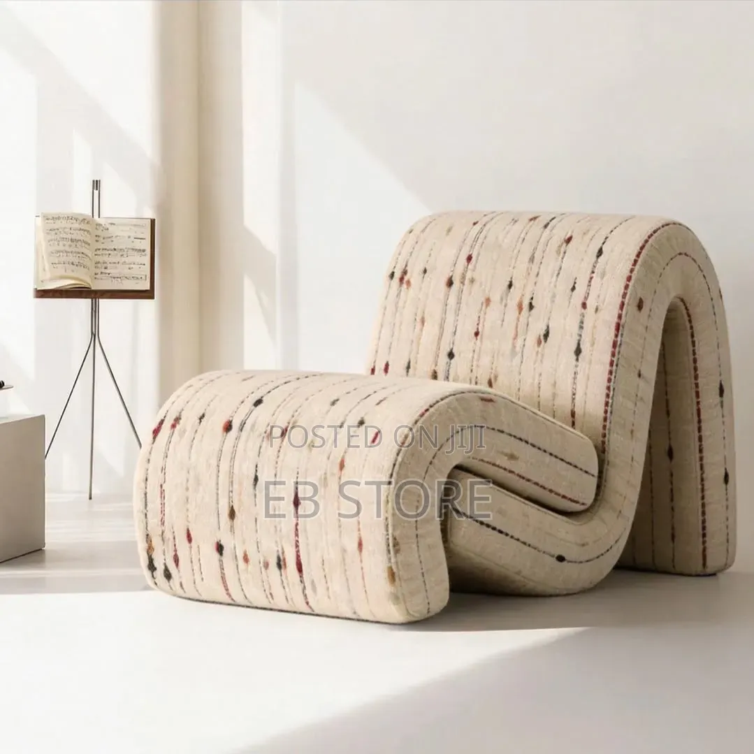 Sculptural Curved Lounge Chair – Modern Statement Piece