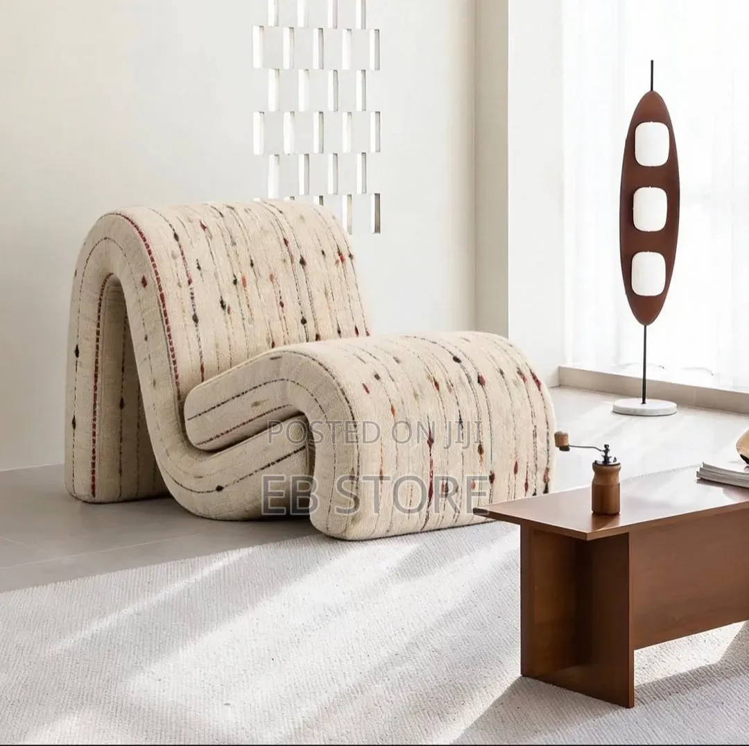 Sculptural Curved Lounge Chair – Modern Statement Piece