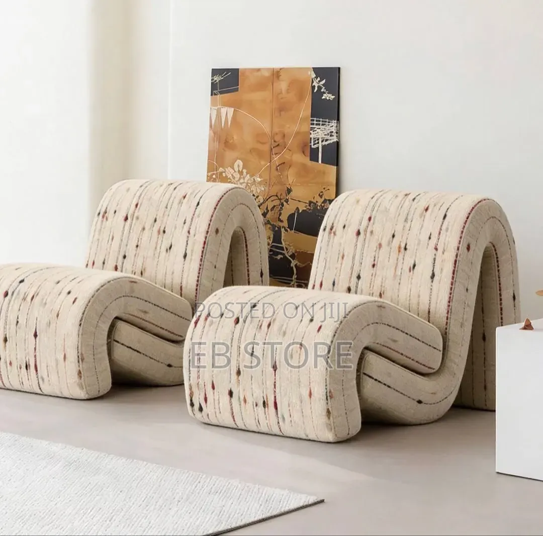 Sculptural Curved Lounge Chair – Modern Statement Piece
