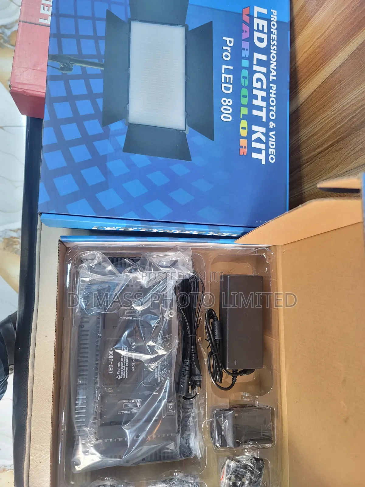 Video Light Led 800 Pro With the Battery and Charger Stand