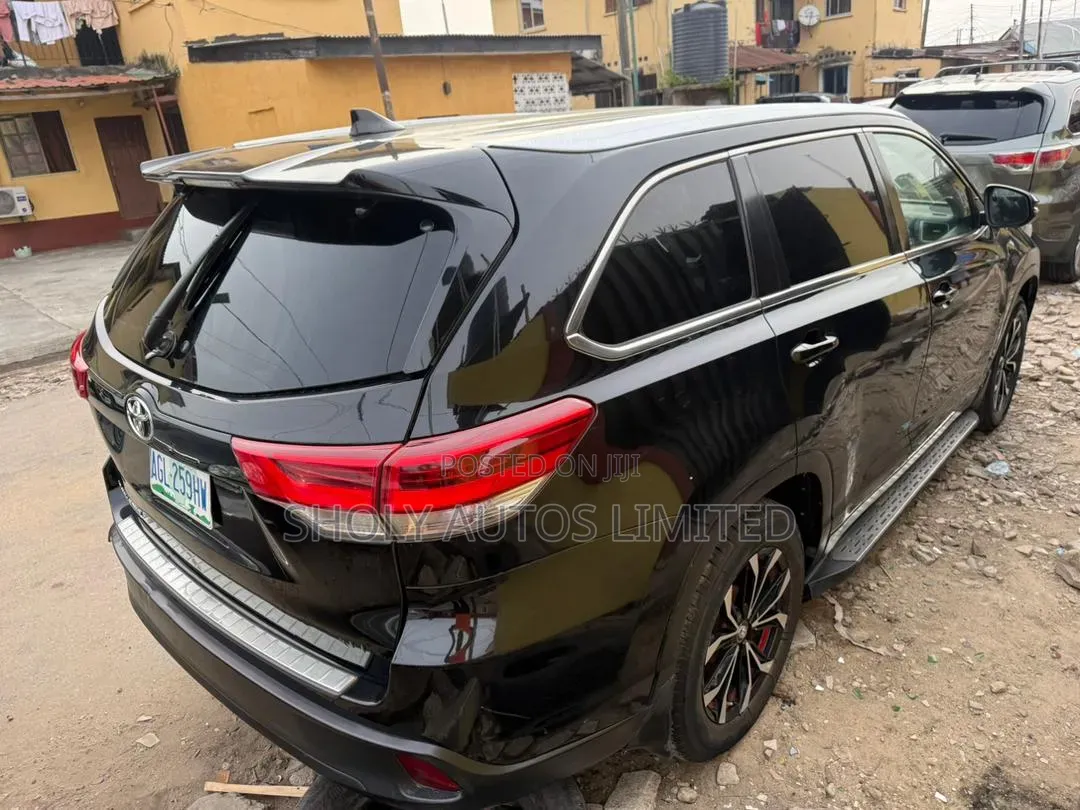 Toyota Highlander XLE 4x2 V6 (3.5L 6cyl 8A) 2018 Black
