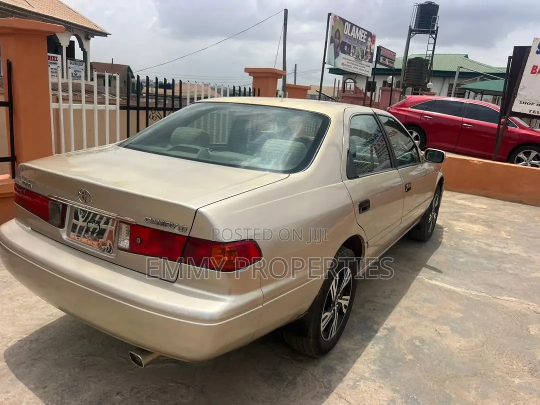 Toyota Camry LE 4dr Sedan (2.4L 4cyl 5M) 2002 Gold