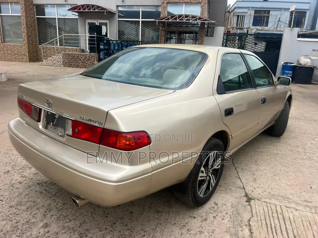 Toyota Camry LE 4dr Sedan (2.4L 4cyl 5M) 2002 Gold