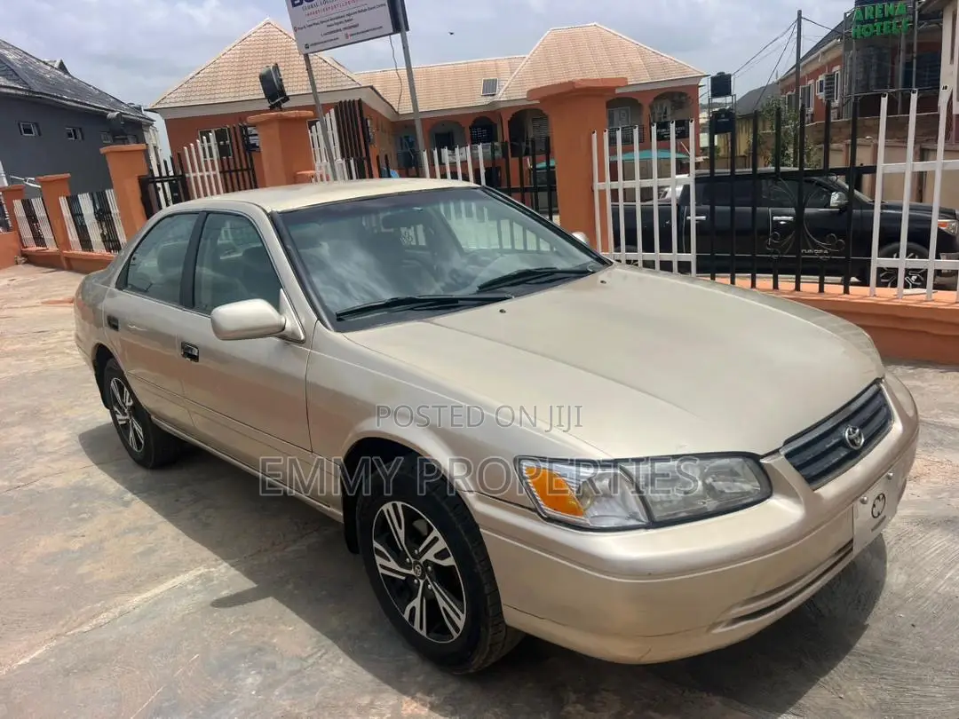 Toyota Camry LE 4dr Sedan (2.4L 4cyl 5M) 2002 Gold