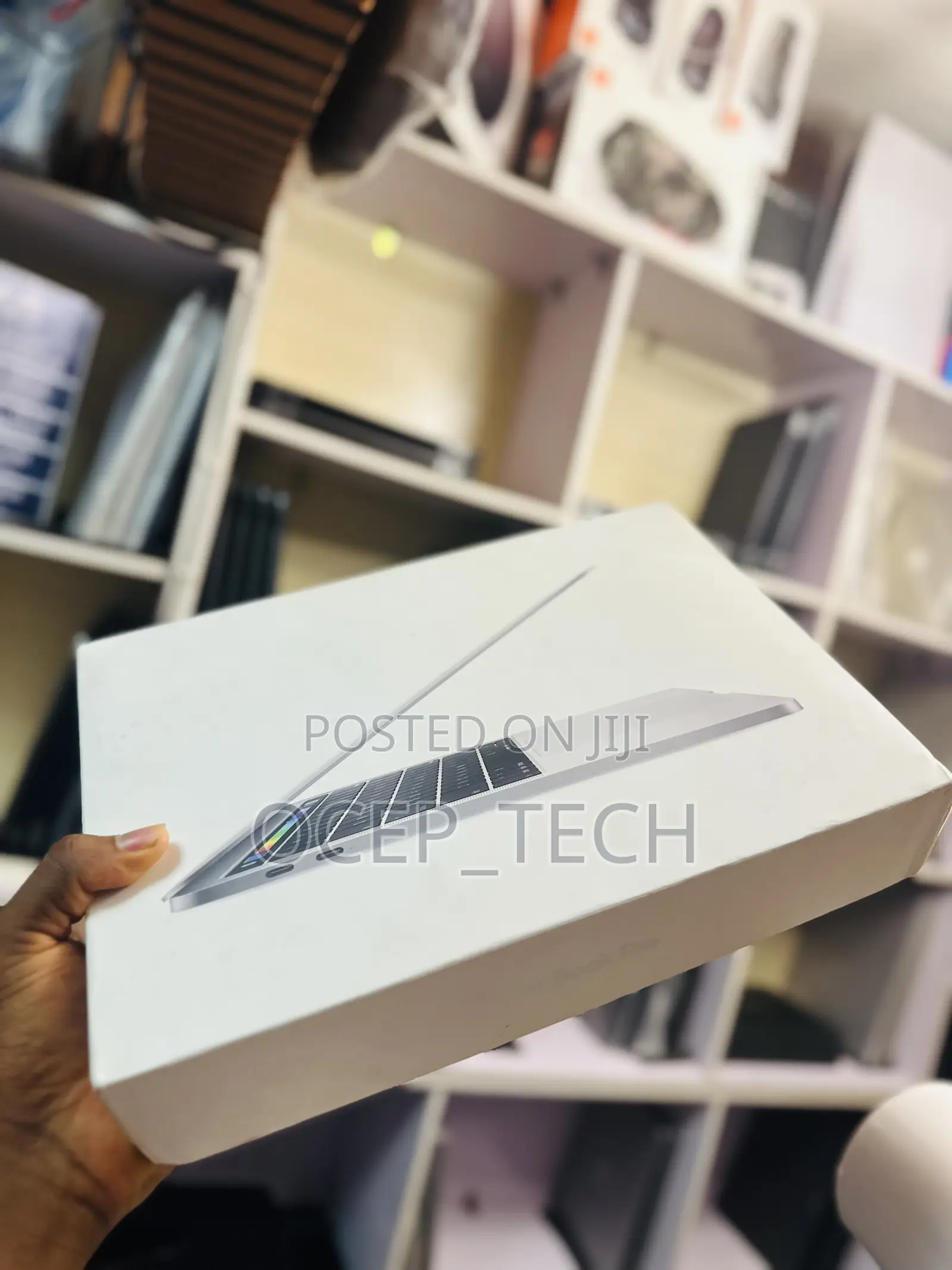New Laptop Apple MacBook Pro 2020 8GB Intel Core i5 SSD 256GB