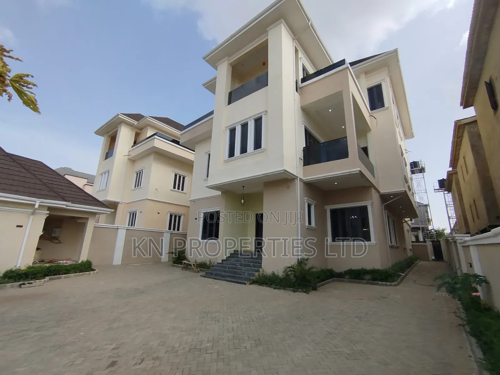 7bdrm Duplex in Gusape, Guzape District for sale
