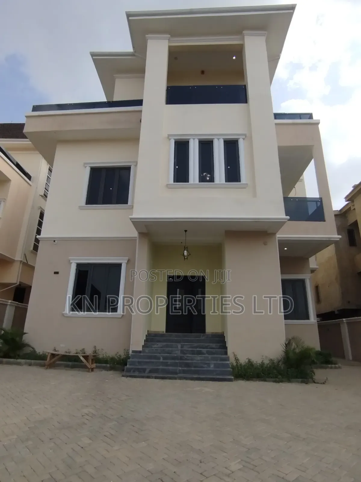 7bdrm Duplex in Gusape, Guzape District for sale