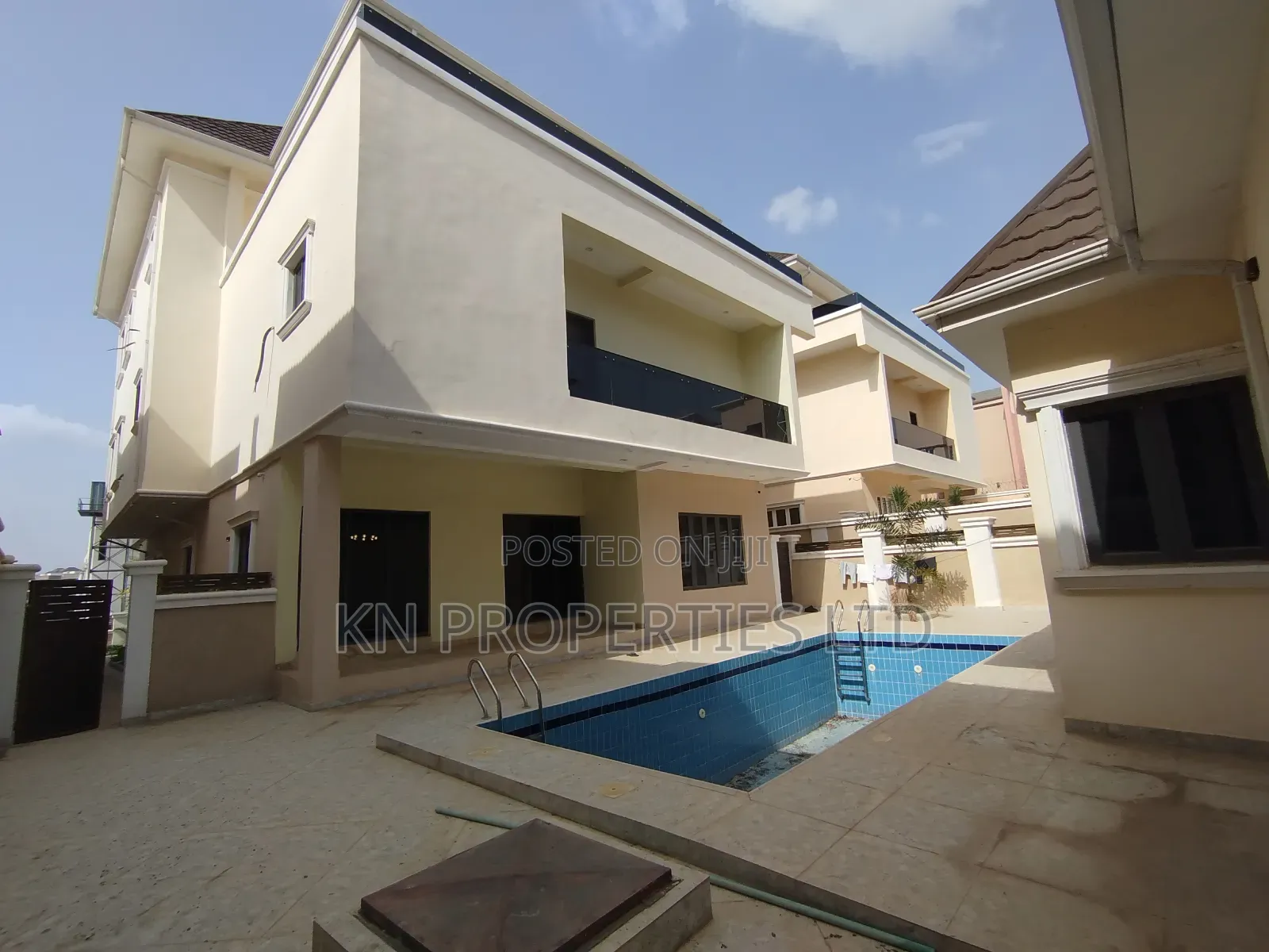 7bdrm Duplex in Gusape, Guzape District for sale