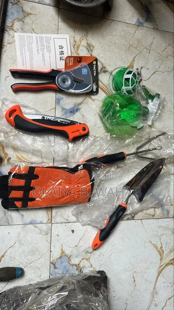 8pcs Gardening Tool Set With Pruner Gloves Spray Bottle Box