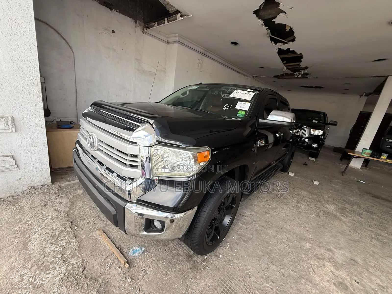 Toyota Tundra Platinum 5.7L V8 4x2 CrewMax 5.6 ft. box 145.7 in. WB