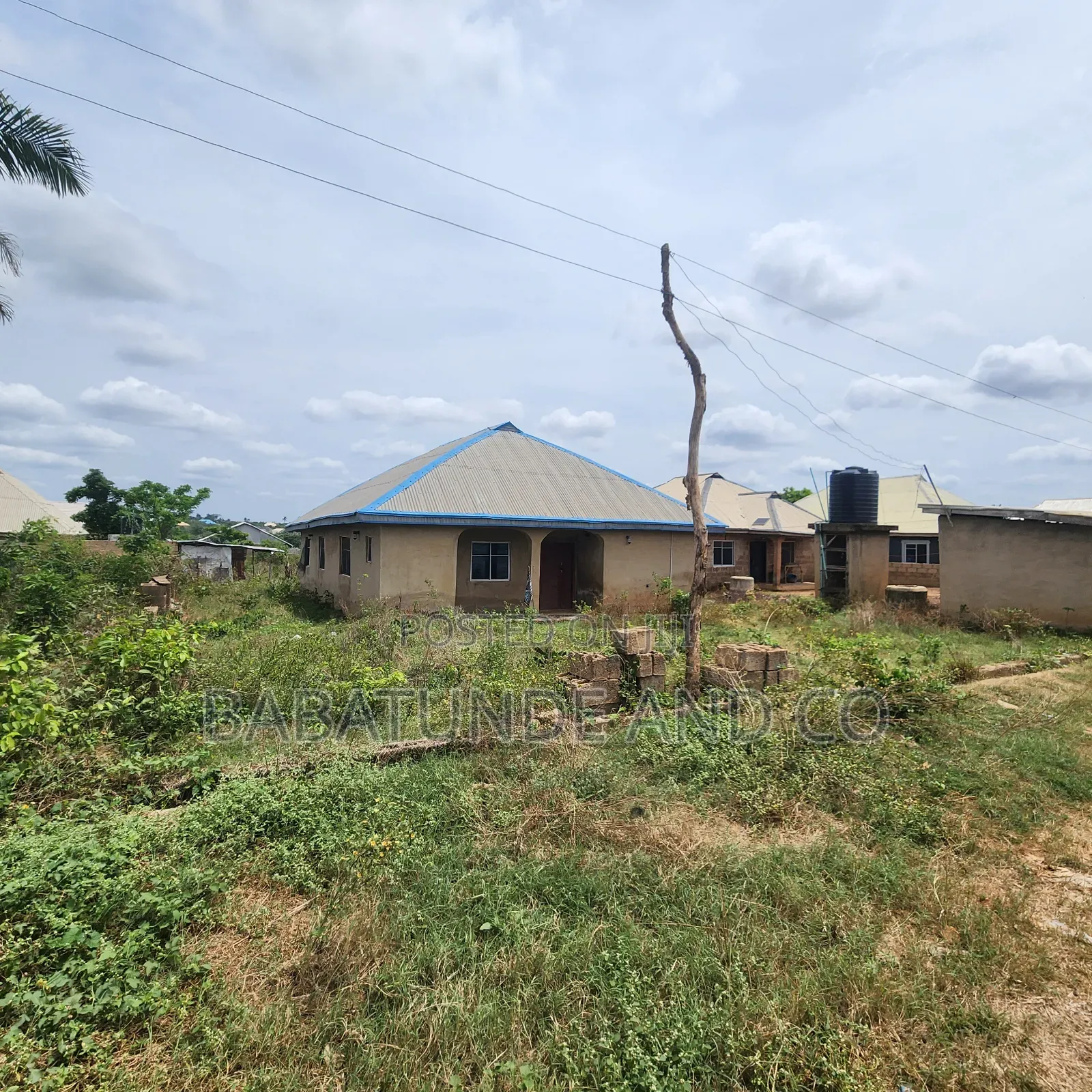 3bdrm Bungalow in Laagbe, Akingbile, Moniya for sale