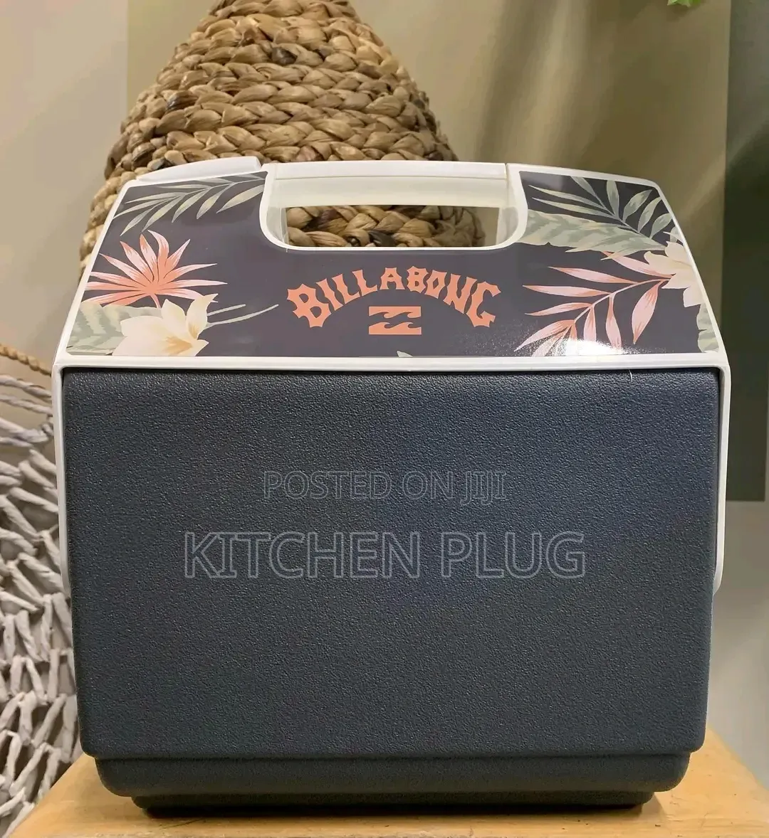 Billabong X Igloo Playmate Pal Cooler. 7-quart Capacity Hold 9 Cans.
