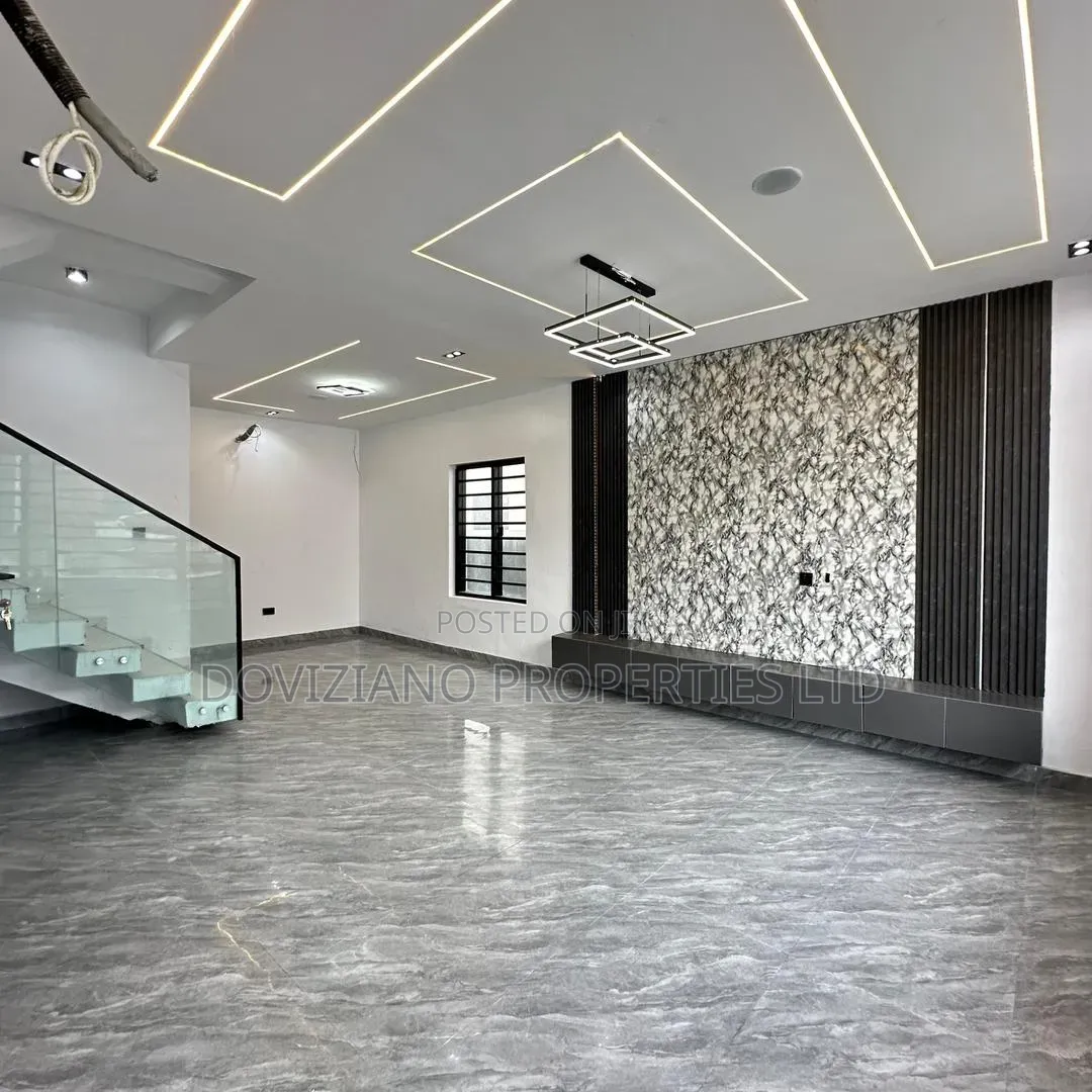 4bdrm Duplex in Ikota for sale