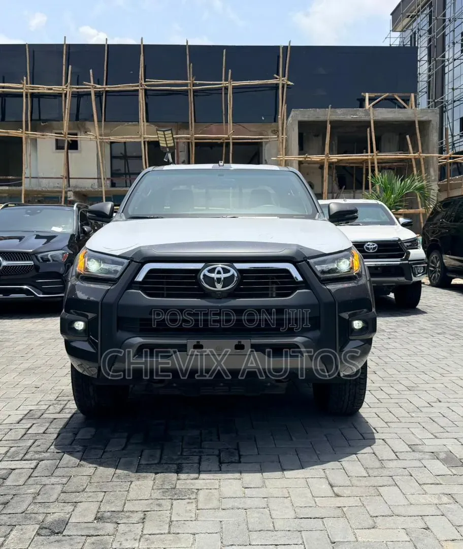 New Toyota Hilux 2025 Black