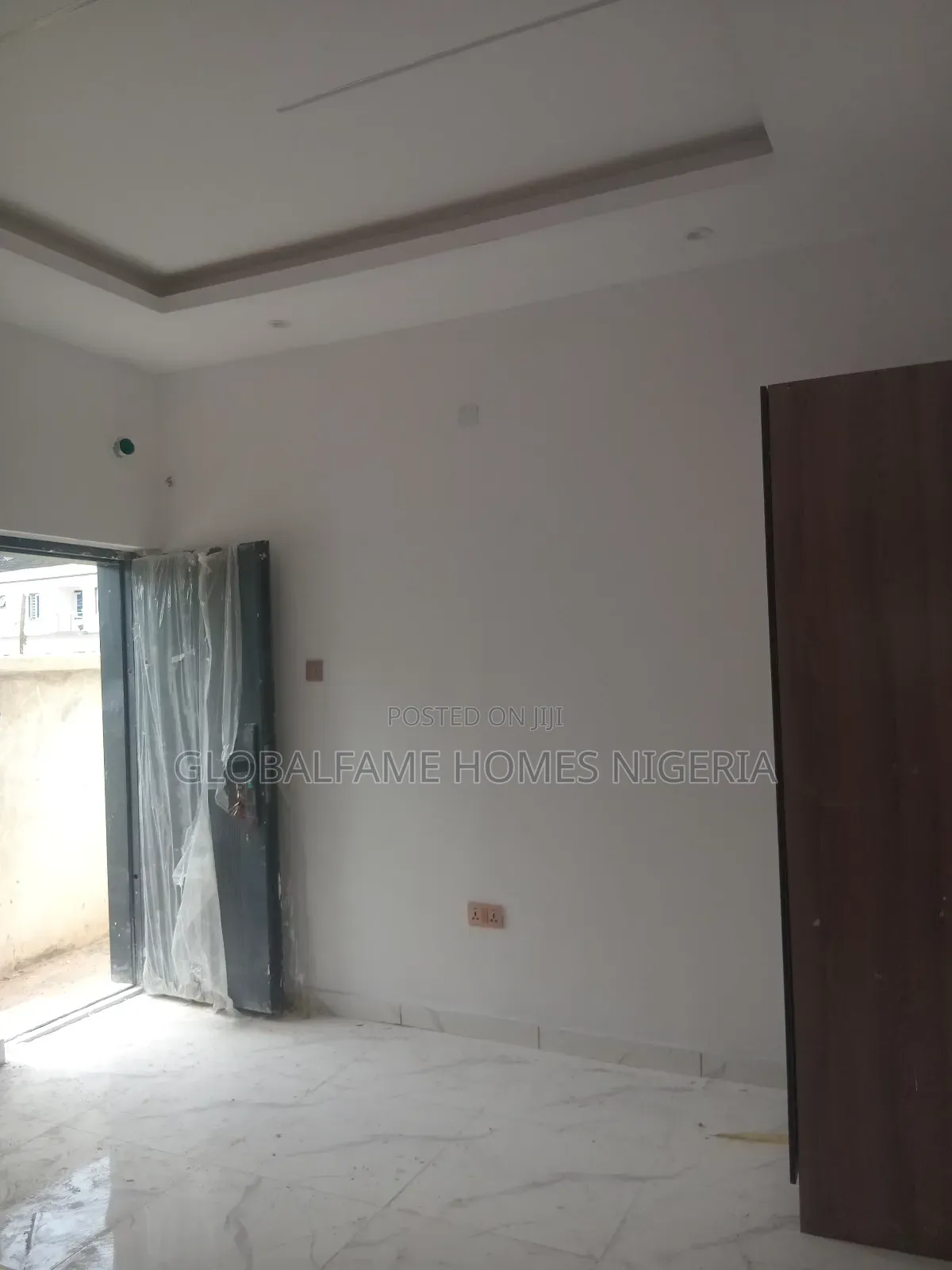 1bdrm Block of Flats in Royal Garden Estate for rent