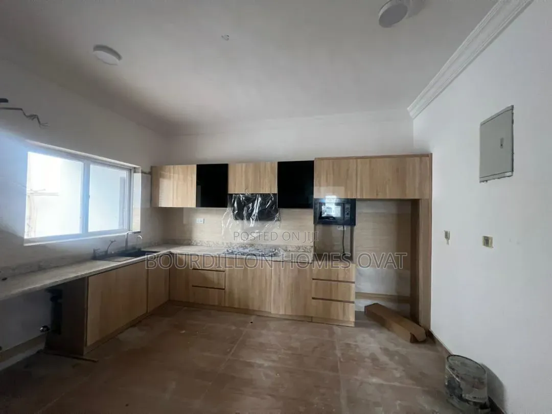 3bdrm Maisonette in Lekki Phase 1 for sale